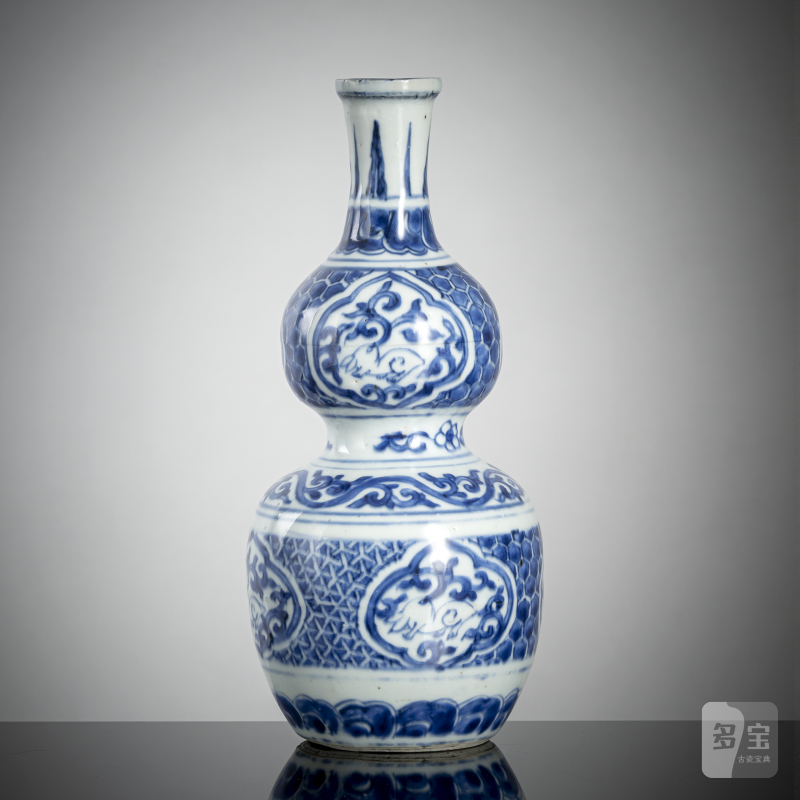 An underglaze blue gourd-shaped vase with hare motifs - 图1